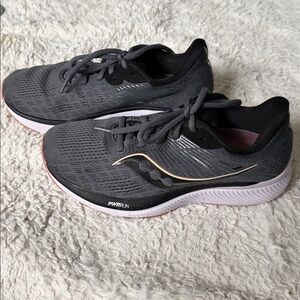 Saucony Women's Guide 14 Wide Running Shoe Charcoal/Rose size 8.5